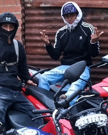 Tienen 18 años, robaban motos a mano armada y se sacaban fotos para burlarse de las víctimas