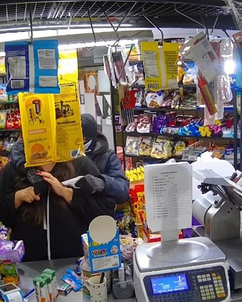 “Amigo, eso es una réplica”: entraron a robar a un almacén y una clienta sorprendió al ladrón