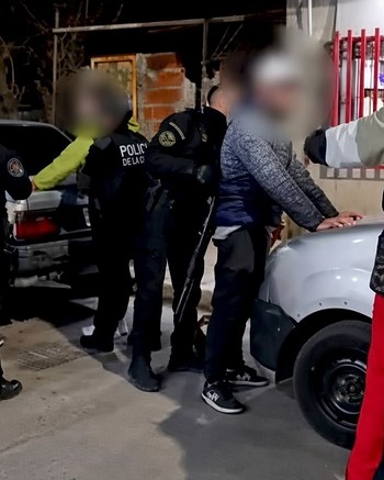 Tenía tobillera electrónica y seguía vendiendo droga: 100 envoltorios de pasta base, marihuana y cocaína