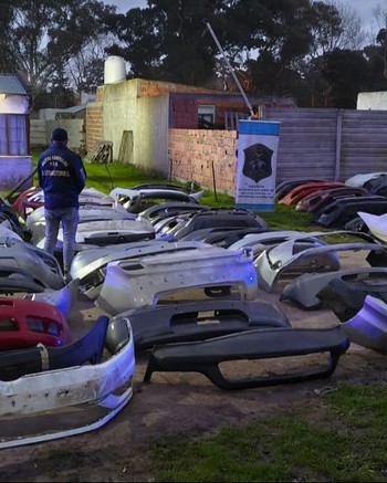 Desguazaban autos robados y los vendían en el mercado negro: secuestraron 200 piezas 