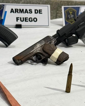 Con la ayuda de un helicóptero arrinconaron a una banda narco que tenía más de 20 búnkers en el mismo barrio