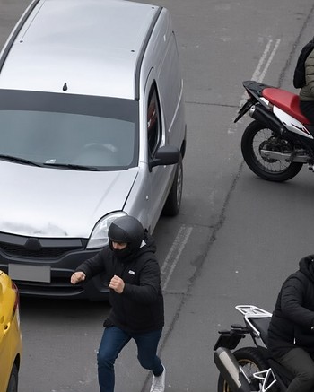 Retiró dinero, se tomó un taxi y seis delincuentes en dos motos le arrebataron los dólares