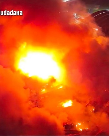 Feroz incendio arrasó una planta industrial y 27 dotaciones de bomberos lucharon contra las llamas 