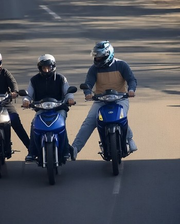 Le robaron la moto a una mujer, no la podían arrancar y se la llevaron con dos vehículos de apoyo