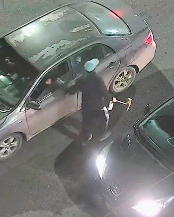 Un limpiavidrios tiraba detergente en el parabrisas y amenazaba a los conductores para que le den dinero