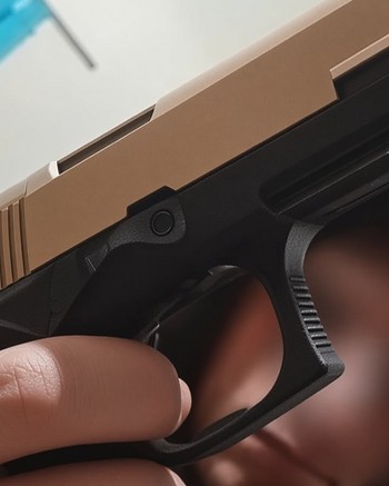 Un alumno de 14 años llevó un arma a la escuela y disparó adentro del aula 