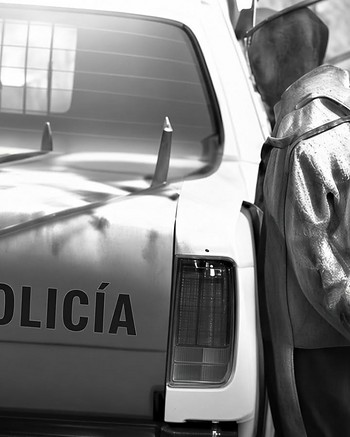 Tiraban piedras a los automovilistas desde un puente y destrozaban parabrisas para robarles