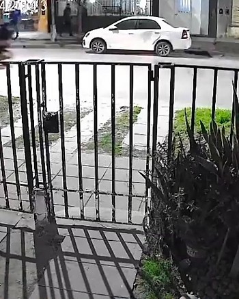 Un auto fuera de control chocó de frente a una moto y terminó incrustado contra una camioneta