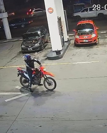 Una mujer policía le disparó cinco veces a un motochorro de 17 años y le reventó el hígado