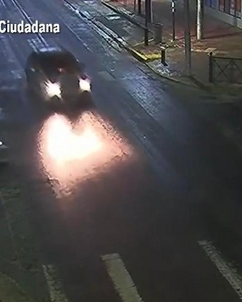 Iba a fondo con la moto, chocó contra un auto, perdió el casco y terminó con la cara contra el asfalto