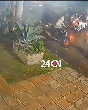 Ocho delincuentes asaltaron a un repartidor que esperaba con su moto a que pase el tren