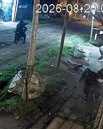 Sicarios dispararon 14 veces desde una moto y mataron a un hombre frente a un búnker de droga