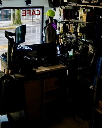 Rompía vidrieras de locales a patadas, arrancaba las perchas y se llevaba toda la ropa 