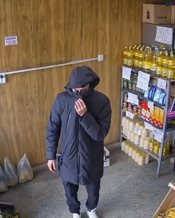 Asaltaron una verdulería, la empleada lloraba y el ladrón le dio un beso en la cabeza para calmarla