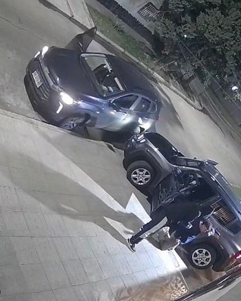 Lo pusieron de rodillas para robarle la camioneta, chocaron cuando escapaban y se la destrozaron