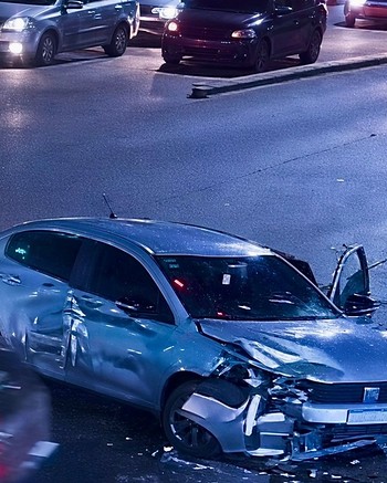 Creyó que le iban a robar y cruzó en rojo: un motociclista murió en un choque y su novia está en coma