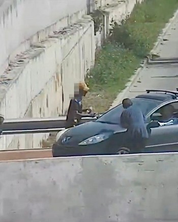 Los "dueños" del semáforo fueron sorprendidos por las cámaras extorsionando a un automovilista