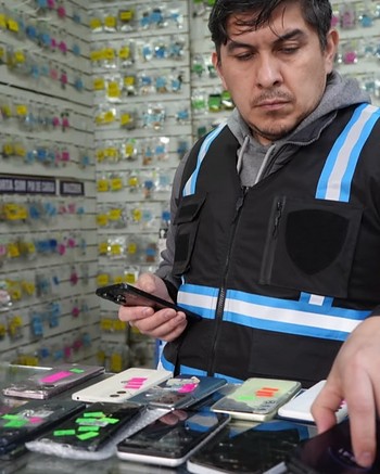 Clausuraron 10 cuevas de celulares robados y una galería: secuestraron 75 teléfonos