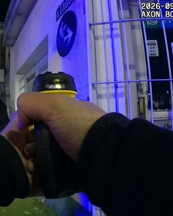 Usaron la Taser para reducir a un hombre que se autolesionaba con un vidrio en el cuello