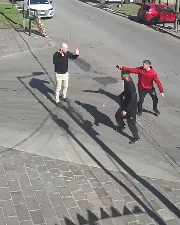 Desesperado vio que no le abrían la puerta y sabía que le iban a robar: se llevaron el auto