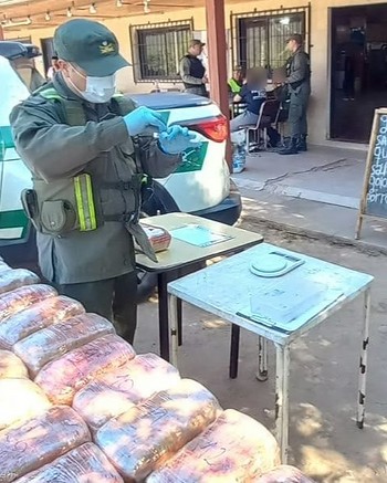 Viajaba de Salta a Mendoza en un tour de compras: escondió 4 kilos de cocaína adentro de peluches