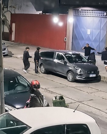 Tienen 14, 16 y 17 años, le robaron el auto a una mujer y chocaron un patrullero