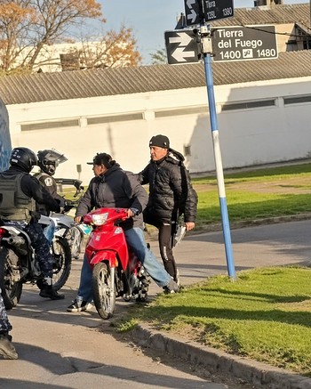 Detenciones selectivas, operativos de saturación y chequeo de papeles: intenso patrullaje anti-motochorros