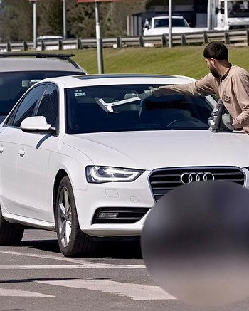 Limpiavidrios atacaron a dos automovilistas a metros de un shopping y rompieron sus vehículos