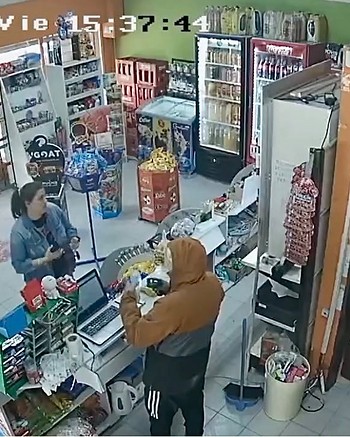 Encerró a la empleada de un kiosco en el baño y atendió a una clienta en pleno robo