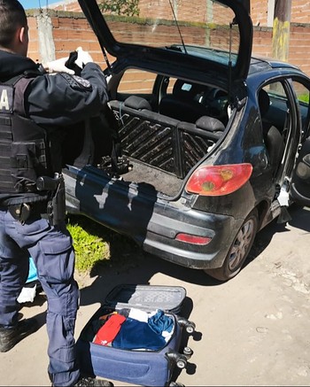 Estaba armado, quiso escapar de la policía y se estrelló con el auto contra un poste