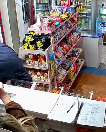Entró a robar a un kiosco, amenazó a la empleada con un cuchillo y ella le vació un gas pimienta en la cara