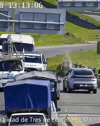 Disparó contra un búnker, se tiroteó con la policía en la ruta y terminó chocando
