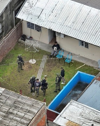 Un subcomisario prófugo por venta de drogas fue descubierto en la casa de un familiar gracias a un dron