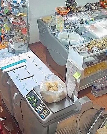 “Dame el anillo de oro": amenazó a la dueña y su hija en un almacén y robó la recaudación