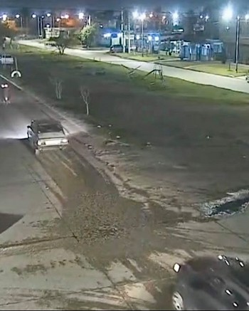Se movían en una camioneta, atacaron a tiros una casa y los detuvieron con armas 