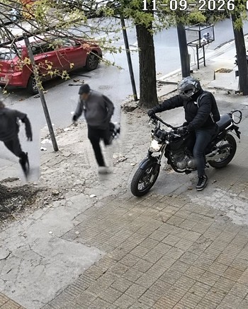 Frenó en el semáforo, le destrozaron la ventanilla del auto y le robaron una mochila llena de dinero 