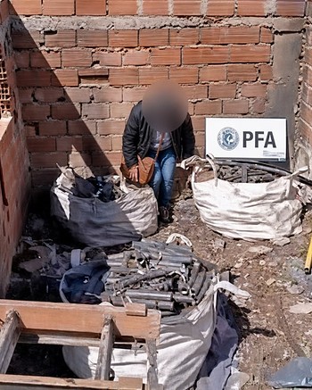 Se disfrazaban de operarios y usaban camiones ploteados para robar cables