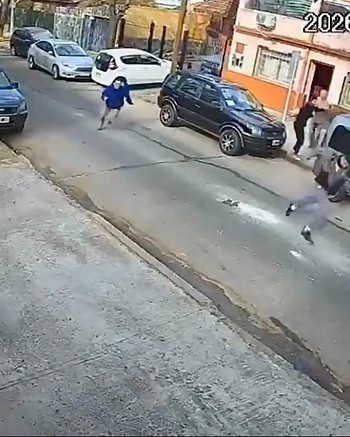 Simularon ser operarios, entraron a robar a la casa de una jubilada y el hijo los echó a piñas