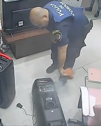 Un policía que hacía horas extras evitó el incendio de un local con una rejilla: había explotado un parlante