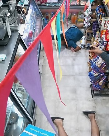 Le pusieron un cuchillo en el cuello a un almacenero jubilado para asaltarlo mientras su esposa miraba todo