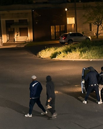 Golpearon entre cinco a un policía que trabaja como chofer de Didi y le robaron el arma