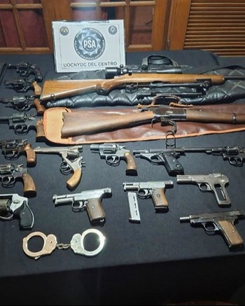 Vendía droga con su pareja: tenían seis kilos de cocaína y marihuana, 23 armas y 1.700 municiones 