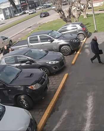 Entró a un local, quisieron robarle la camioneta con un inhibidor y salió a enfrentarlos 