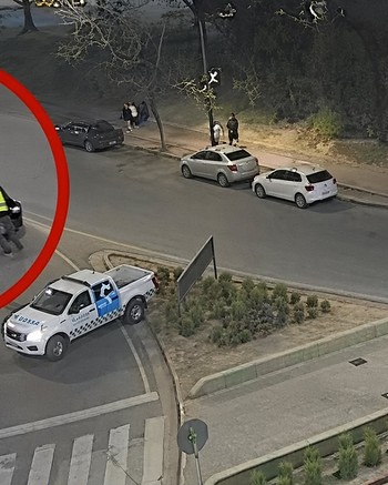 Esquivó un control policial, se llevó puesto a un inspector y lo arrastró varias cuadras