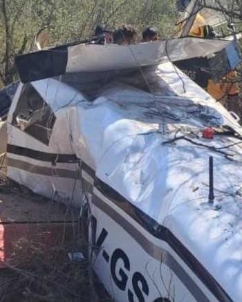 Se cayó una avioneta con cinco personas a bordo: entre los heridos hay dos menores