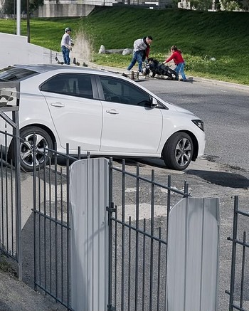 Iban tres amigos en una moto y les dispararon para robársela: balearon a dos jóvenes de 22 y 27 años 