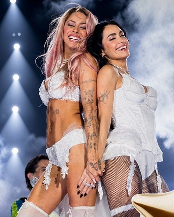 Lali y Tini juntas en River: dedicatorias con beso incluido y cantaron juntas un tema de Madonna