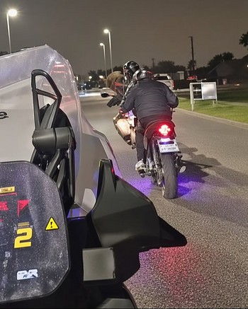 Un delivery escapaba en una moto a más de 100 kilómetros, derrapó y casi se mata 