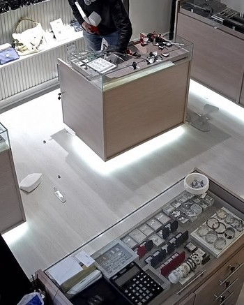 Vaciaron los exhibidores de una joyería y se llevaron anillos de oro por 30 millones de pesos