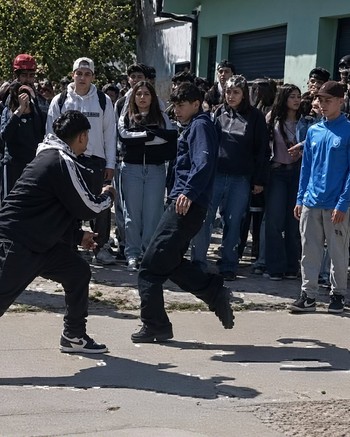 "Cagala a palos": chicas y chicos de una escuela a las piñas, a la salida hay peleas con hachas